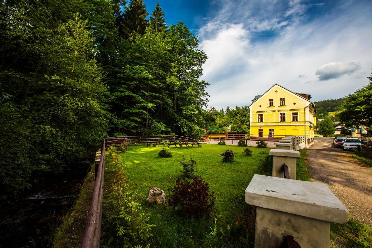 Yellow Street Apartment Рокитнице над Ийзероу Екстериор снимка
