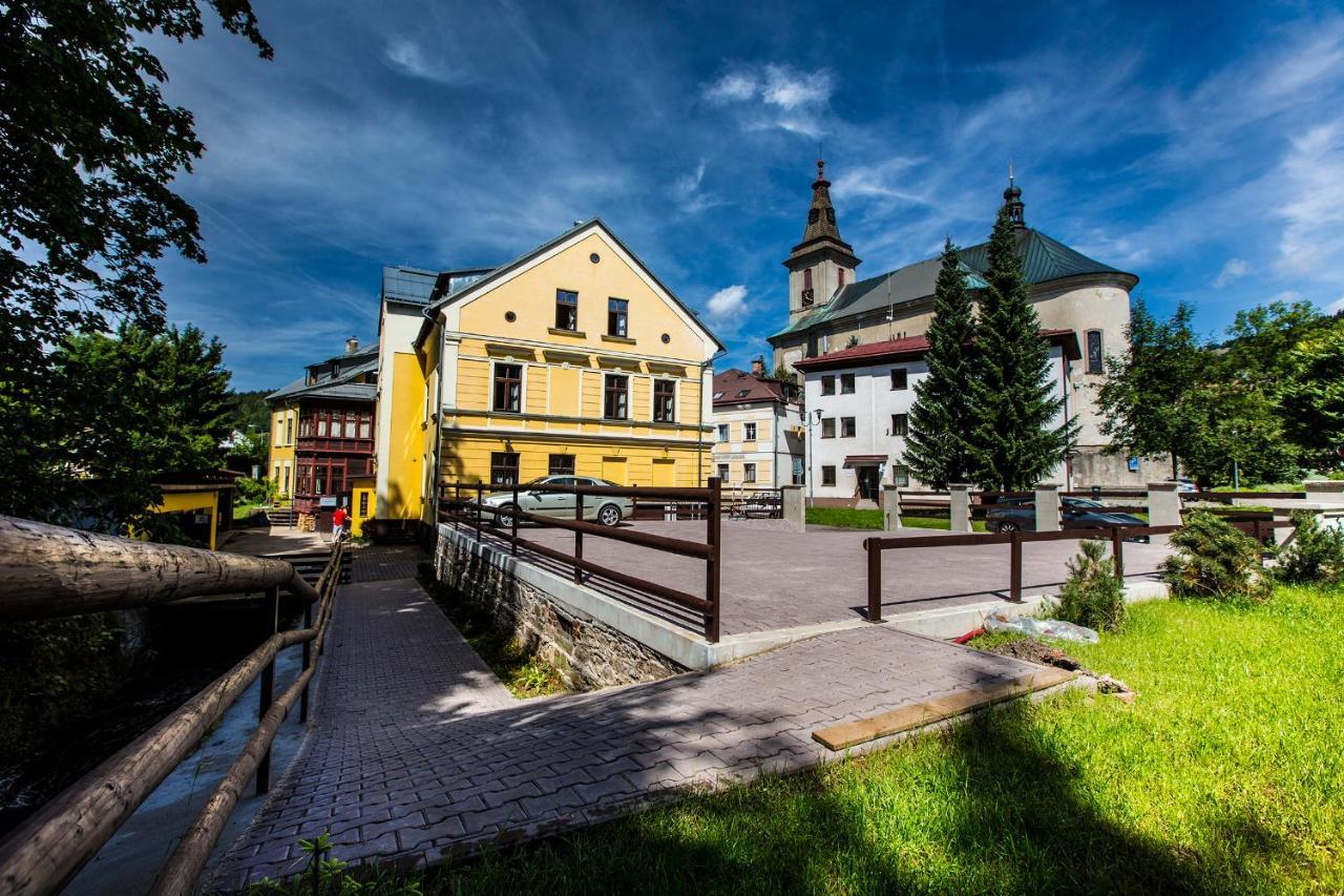 Yellow Street Apartment Рокитнице над Ийзероу Екстериор снимка